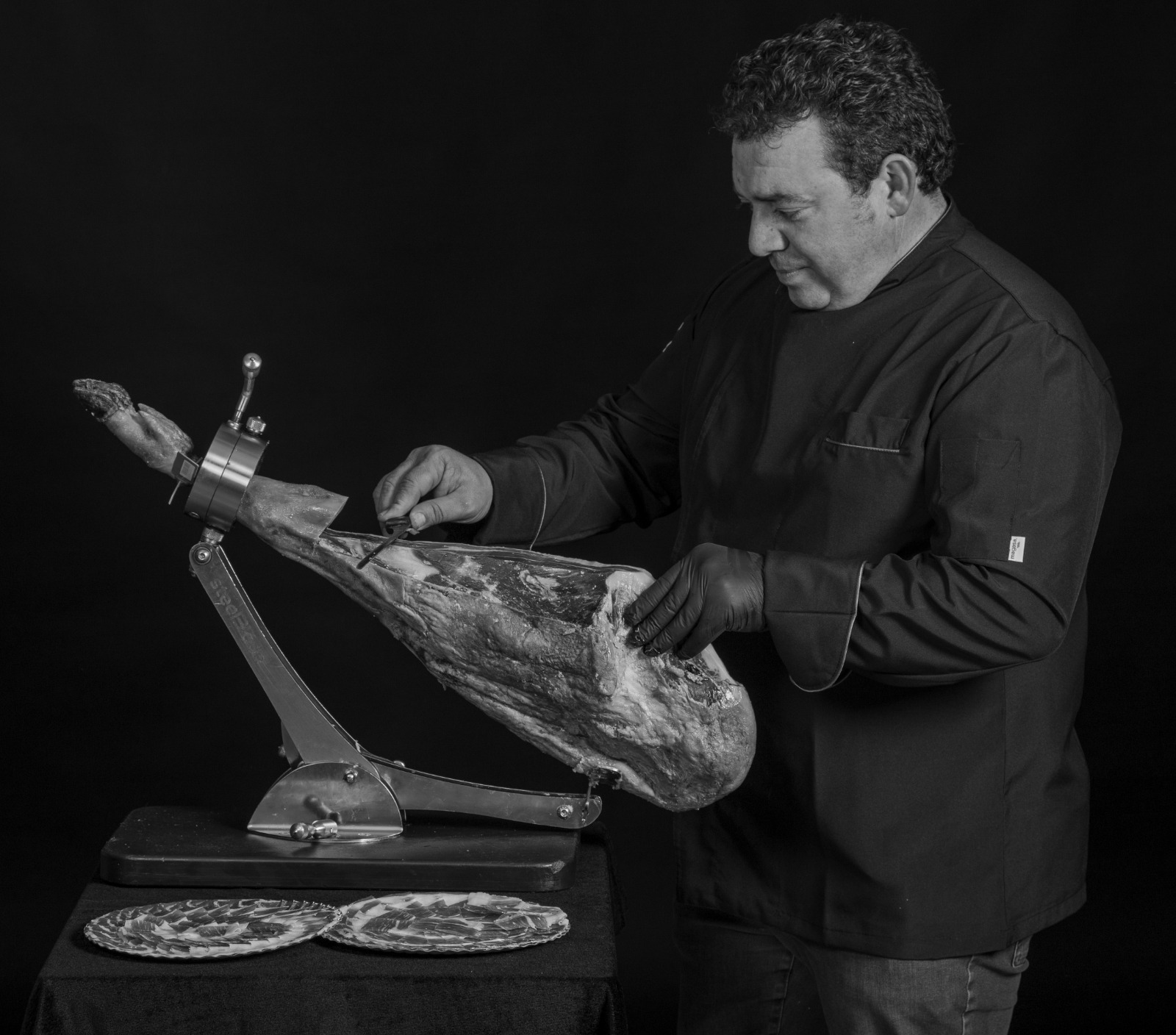 Ibéricos Alvarado dispone de un punto de venta garantizado y en esta tienda online que les exponemos podrás encontrar variedad de Jamones y paletas ibéricas, los más auténticos de Extremadura.